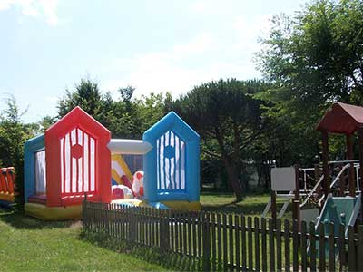 Leisure area with cabin at the Ker-Lay campsite in southern Brittany