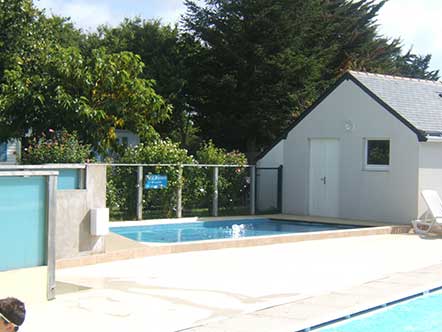 Pataugeoire juste à côté de la piscine au camping en bord de mer