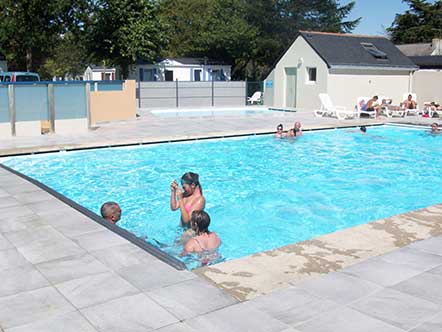 Swimming pool and mobile homes at the campsite in Morbihan