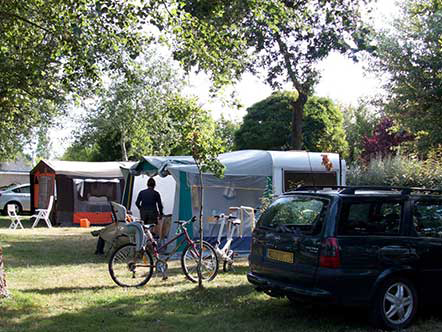 Pitches in a pleasant and quiet setting by the sea